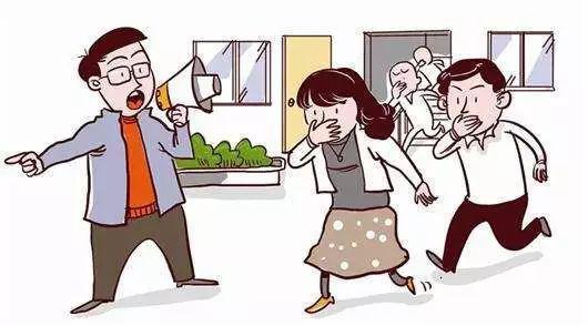 當火災初起階段，管理人員要立即組織消防力量進行滅火，并組織人員疏散逃生。當火勢較大無法撲救時，要立即車里現場，等待救援。